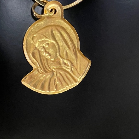22k Gold "Mama Mary" Pendant. - Picture 4 of 5